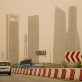 Die Sicht auf die Vier Türme von Madrid ist von der M-30 durch Saharastaub getrübt