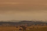 Bayern, Ruderatshofen: Saharastaub färbt den Himmel in rötliche Farbtöne