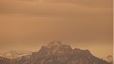 Staub aus der Sahara färbt den Himmel über dem Säuling in rötliche Farbtöne