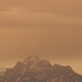 Staub aus der Sahara färbt den Himmel über dem Säuling in rötliche Farbtöne