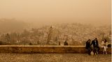 Granada: Die Sicht auf die Stadt von der Alhambra ist durch Saharastaub getrübt