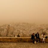 Granada: Die Sicht auf die Stadt von der Alhambra ist durch Saharastaub getrübt