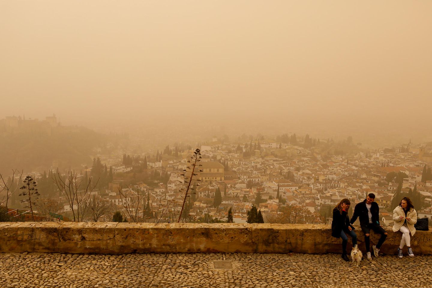 Granada: Die Sicht auf die Stadt von der Alhambra ist durch Saharastaub getrübt