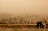Granada: Die Sicht auf die Stadt von der Alhambra ist durch Saharastaub getrübt