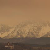 Saharastaub färbt den Himmel über der Stadtpfarrkirche Sankt Martin in Marktoberdorf gelb