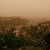 Saharastaub über Granada färbt den Himmel gelb