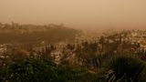Saharastaub über Granada färbt den Himmel gelb