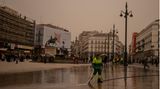 Madrid: Mitarbeiterin der Stadtreinigung reinigt den Sol-Platz von Wüstensand aus der Sahara mit Wasserschlauch