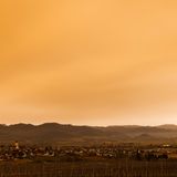 Baden-Württemberg, Ehrenkirchen: Mit Saharastaub angereicherte Luft aus Nordafrika weht über dem Rheintal