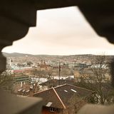 Baden-Württemberg, Stuttgart: Wolken die leicht gelb gefärbt sind bringen Saharastaub