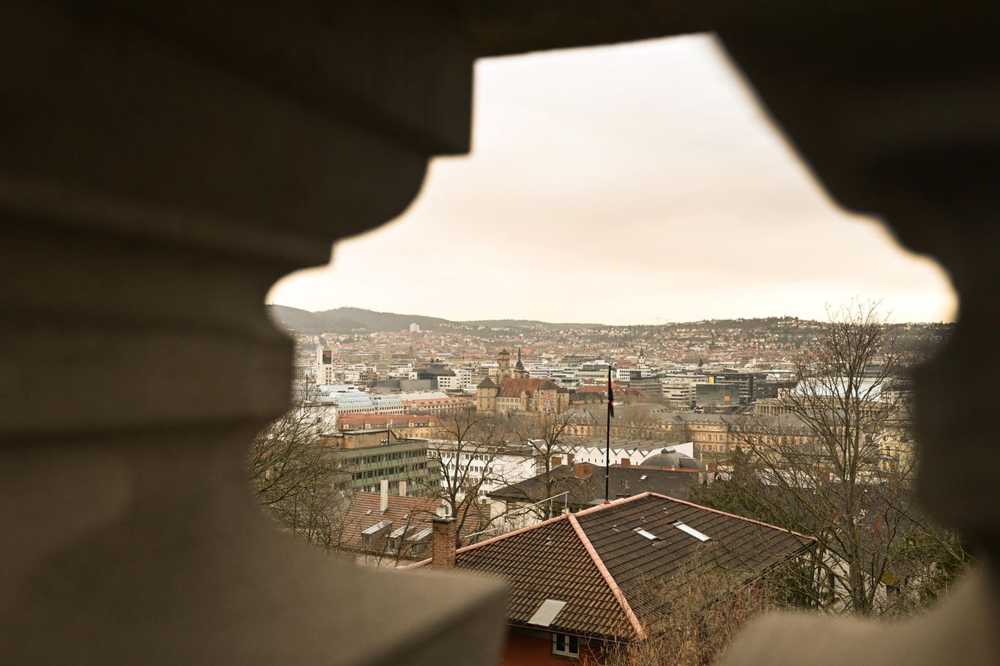 Baden-Württemberg, Stuttgart: Wolken die leicht gelb gefärbt sind bringen Saharastaub