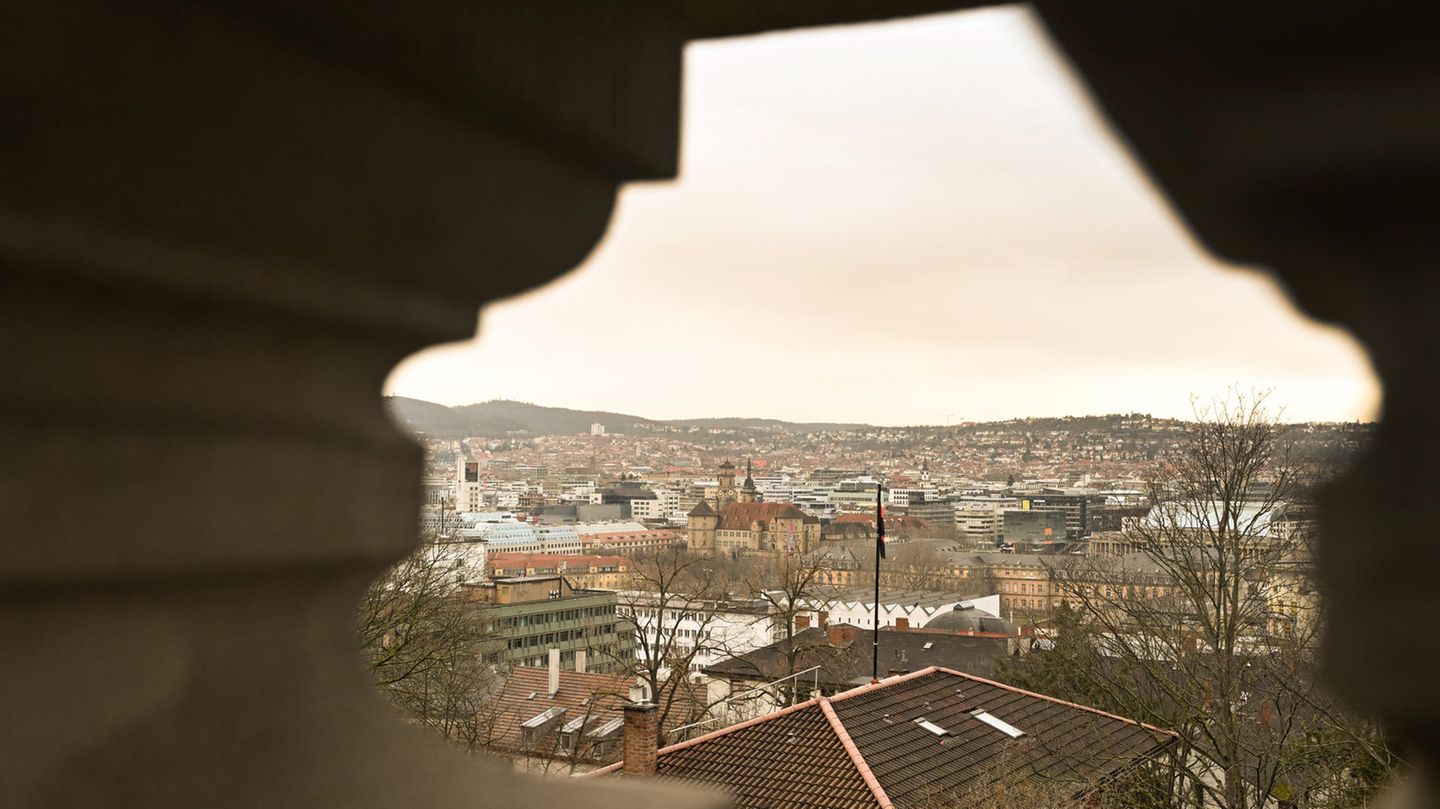 Baden-Württemberg, Stuttgart: Wolken die leicht gelb gefärbt sind bringen Saharastaub