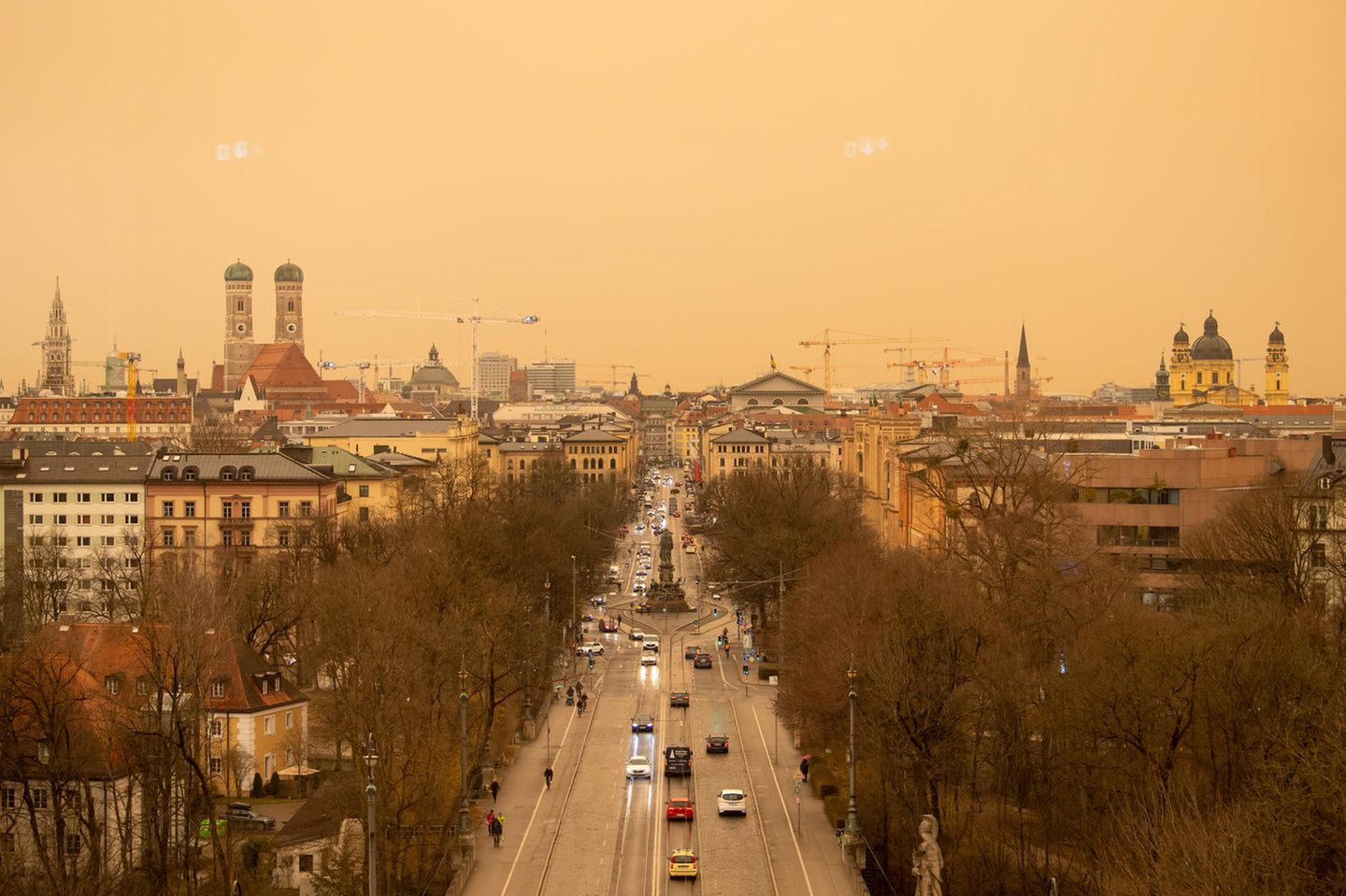 Gelber Himmel über München