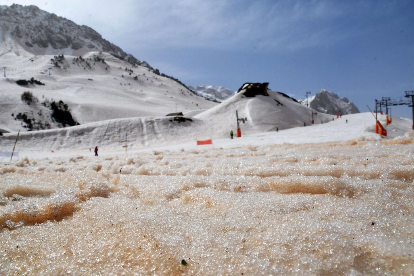 Gefärbter Schnee im Skigebiet