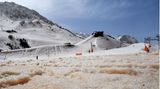 Gefärbter Schnee im Skigebiet