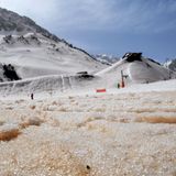 Gefärbter Schnee im Skigebiet