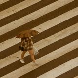 In der spanischen Metropole Malaga versucht eine Frau, sich mit ihrem Regenschirm vor dem rötlichen Saharastaub zu schützen, der sich über die Stadt legt.