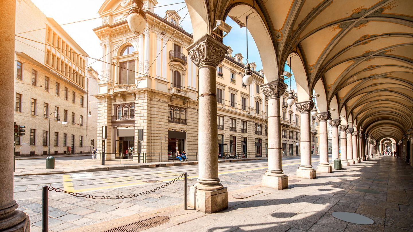Straße im Zentrum von Turin, Italien Straße im Zentrum von Turin, Italien