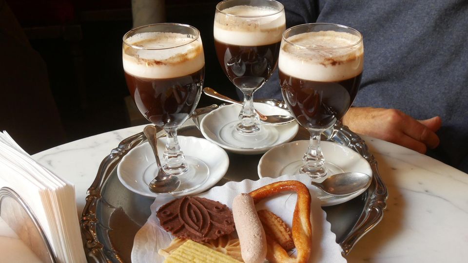 Drei Gläser Bicerin auf einem Tablett Drei Gläser Bicerin auf einem Tablett