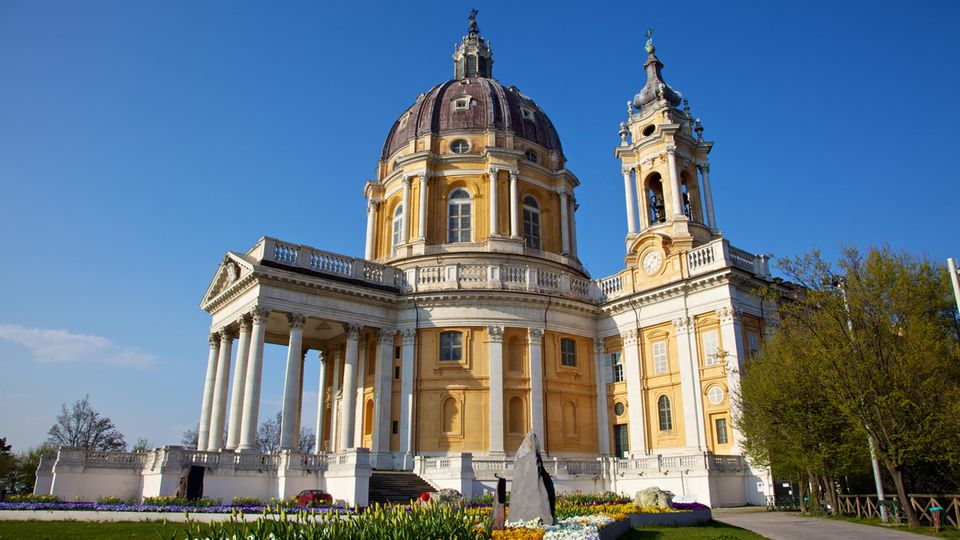 Basilika Superga vor blauem Himmel in Turin