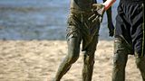 Der eigentliche Spaß beginnt in der Husumer Bucht schon bevor es ins Wasser geht – beim Schlickbaden nämlich. Einmal beherzt durch das Gemisch aus Ton und Schluffstoffen kugeln oder rutschen – alles ist erlaubt – und dann einwirken lassen. Das sauerstoffarme Schlickwatt ist nämlich sehr gut für die Haut und wird mitunter in Wellnessanwendungen verwendet. Es soll zudem auch bei Rheuma oder Durchblutungsstörungen Linderung verschaffen. Bestes Schlickwatt gibt es zum Beispiel am Dockkoog, in Schobüll oder am Tetenbüllspieker.