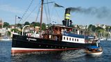 Sich einfach mal gemächlich mit Stil in den Wellen treiben lassen – das geht bei einer Dampferfahrt. Mit dem Raddampfer Freya und dem Salondampfer Alexandra sind gleich zwei nostalgische Schiffe auf der Ostsee unterwegs. Während die restaurierten Maschinen ihr Werk vollrichten, können Sie sich an Deck die frische Meeresbrise um die Nase wehen lassen, wie es an gleicher Stelle schon vor 100 Jahren die Menschen getan haben.  https://www.adler-schiffe.de/schiffe/2-Raddampfer-Freya.html und https://www.dampfer-alexandra.de/