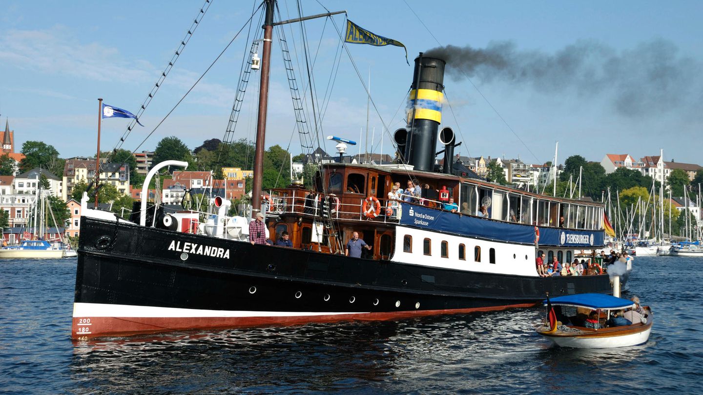 Nostalgische Dampferfahrt Sich einfach mal gemächlich mit Stil in den Wellen treiben lassen – das geht bei einer Dampferfahrt. Mit dem Raddampfer Freya und dem Salondampfer Alexandra sind gleich zwei nostalgische Schiffe auf der Ostsee unterwegs. Während die restaurierten Maschinen ihr Werk vollrichten, können Sie sich an Deck die frische Meeresbrise um die Nase wehen lassen, wie es an gleicher Stelle schon vor 100 Jahren die Menschen getan haben. https://www.adler-schiffe.de/schiffe/2-Raddampfer-Freya.html und https://www.dampfer-alexandra.de/