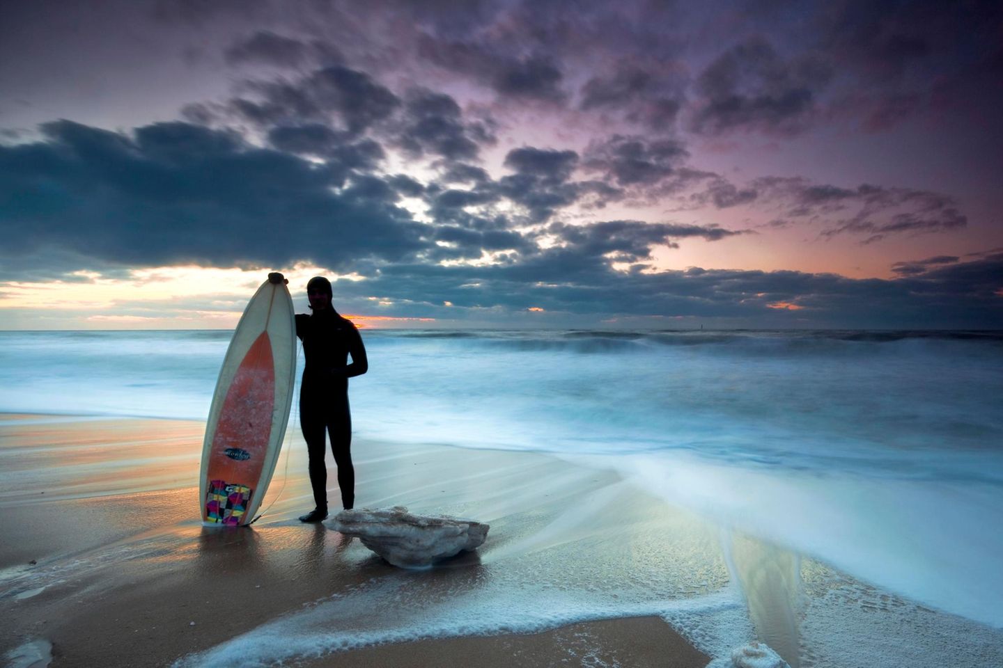 Surfen auf Sylt/Norderney Wellenreiten in Deutschland? Das geht. Und zwar am besten auf Sylt oder Norderney. Beide Inseln haben ideale Reviere, um den Sport zu erlernen und lassen Surfer aus dem ganzen Land anreisen, wenn Wind und Meer für die perfekte Welle sorgen. Auf Sylt spielt sich das meiste Geschehen rund um die Buhne 16 und die Sturmhaube in Kampen ab. Der bekannteste Surfspot auf Norderney befindet sich am Januskopf. Auf beiden Inseln bieten Surfschulen Einsteigerkurse und Equipment an.