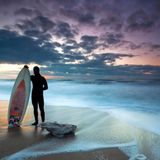 Wellenreiten in Deutschland? Das geht. Und zwar am besten auf Sylt oder Norderney. Beide Inseln haben ideale Reviere, um den Sport zu erlernen und lassen Surfer aus dem ganzen Land anreisen, wenn Wind und Meer für die perfekte Welle sorgen. Auf Sylt spielt sich das meiste Geschehen rund um die Buhne 16 und die Sturmhaube in Kampen ab. Der bekannteste Surfspot auf Norderney befindet sich am Januskopf. Auf beiden Inseln bieten Surfschulen Einsteigerkurse und Equipment an.