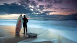 Wellenreiten in Deutschland? Das geht. Und zwar am besten auf Sylt oder Norderney. Beide Inseln haben ideale Reviere, um den Sport zu erlernen und lassen Surfer aus dem ganzen Land anreisen, wenn Wind und Meer für die perfekte Welle sorgen. Auf Sylt spielt sich das meiste Geschehen rund um die Buhne 16 und die Sturmhaube in Kampen ab. Der bekannteste Surfspot auf Norderney befindet sich am Januskopf. Auf beiden Inseln bieten Surfschulen Einsteigerkurse und Equipment an.