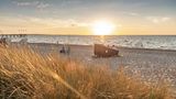 Zum Sound der Wellen einschlafen und durch die Schreie der Möwen am nächsten Morgen wieder aufwachen – so klingt die perfekte Nacht am Meer. Wer vom Bett aus dann noch direkt Sand unter den Füßen haben möchte, der nächtigt am besten direkt im Strandkorb. Die speziell gefertigten Schlafstrandkörbe sind inzwischen vielerorts an der deutschen Küste zu finden. So zum Beispiel in Schillig oder Otterndorf an der Nordsee. Auch an der Ostsee sind die Schlafstrandkörbe zu finden, beispielsweise in Grömitz oder auf Fehmarn.  https://www.ostsee-schleswig-holstein.de/strandschlafen-ostsee.html