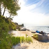 Die schönsten Buchten sind meistens nicht leicht zu erreichen, dafür belohnen sie dann mit viel Natur, Ruhe und Robinson-Crusoe-Gefühl. Das gilt natürlich auch für die deutsche Küste. Klein aber fein ist zum Beispiel der kleine Strand am Leuchtturm Staber Huk auf Fehmarn. Steilküste und dichte Brombeeren verhindern einen Abstieg vom Wanderpfad, weswegen die Bucht nur per Kajak oder SUP erreichbar ist. Eine gute Möglichkeit in Wasser zu kommen, ist der Burger Binnensee. Nun sind es 8 Kilometer entlang der Südküste von Fehmarn, ehe man den kleinen Strand erreicht, der anhand zweier riesiger Findlinge zu erkennen ist.