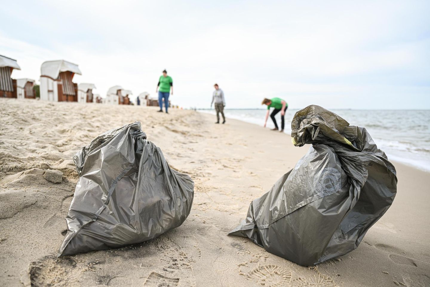 Strandspaziergang mit Karma-Punkten 450 Jahre dauert es etwa, bis eine Plastikflasche verrottet. Das bedeutet, hätte Shakespeare als Kind eine Limoflasche erstens: zur Hand gehabt und zweitens: ins Wasser geworfen, wäre diese jetzt erst richtig zersetzt. Seevögel wie der Eissturmvogel schlagen sich die Bäuche mit der künstlichen Kost voll, und verhungern dann bei vollem Magen. Ein guter Grund für Jäger und Sammler, auf Plastikpirsch zu gehen und den Strandgut-Sondermüll aufzulesen. Klar, ein dreckiger Job. Aber irgendwer muss ihn ja machen. Am besten wir alle, immer wieder, am besten das ganze Jahr über.