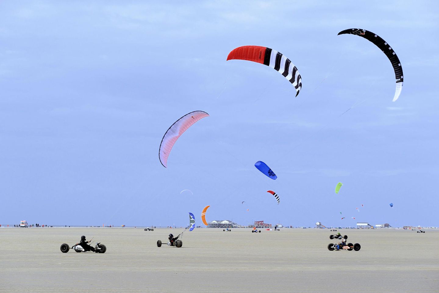 Per Lenkdrachen über den Strand Statt einer Hand breit Wasser hat man hier Sand unter dem Buggy statt dem Kiel. Lediglich angetrieben von der Naturkraft Wind besteht der sogenannte Kitebuggy aus einem Dreirad und einem Lenkdrachen. Je nach Windlage bringt es das Gefährt auf eine beachtliche Geschwindigkeit und gilt dennoch als die ungefährlichste Kite-Sportart. Wer sich den Spaß nicht nur ansehen, sondern auch mitfahren möchte, der bucht sich einen Schnupperkurs samt Ausrüstung. Kurse und perfekte Bedingungen befinden sich in Sankt-Peter-Ording und auf Föhr. http://www.buggyfahrschule.de/ https://nws-foehr.de/wassersport-auf-foehr/kitebuggyfahren-auf-foehr/