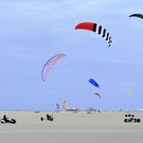 Statt einer Hand breit Wasser hat man hier Sand unter dem Buggy statt dem Kiel. Lediglich angetrieben von der Naturkraft Wind besteht der sogenannte Kitebuggy aus einem Dreirad und einem Lenkdrachen. Je nach Windlage bringt es das Gefährt auf eine beachtliche Geschwindigkeit und gilt dennoch als die ungefährlichste Kite-Sportart. Wer sich den Spaß nicht nur ansehen, sondern auch mitfahren möchte, der bucht sich einen Schnupperkurs samt Ausrüstung. Kurse und perfekte Bedingungen befinden sich in Sankt-Peter-Ording und auf Föhr.  http://www.buggyfahrschule.de/  https://nws-foehr.de/wassersport-auf-foehr/kitebuggyfahren-auf-foehr/