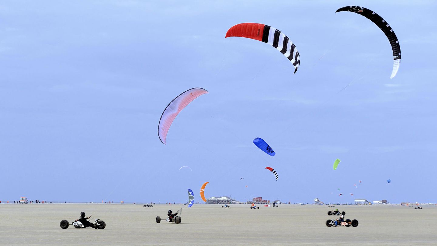 Statt einer Hand breit Wasser hat man hier Sand unter dem Buggy statt dem Kiel. Lediglich angetrieben von der Naturkraft Wind besteht der sogenannte Kitebuggy aus einem Dreirad und einem Lenkdrachen. Je nach Windlage bringt es das Gefährt auf eine beachtliche Geschwindigkeit und gilt dennoch als die ungefährlichste Kite-Sportart. Wer sich den Spaß nicht nur ansehen, sondern auch mitfahren möchte, der bucht sich einen Schnupperkurs samt Ausrüstung. Kurse und perfekte Bedingungen befinden sich in Sankt-Peter-Ording und auf Föhr.  http://www.buggyfahrschule.de/  https://nws-foehr.de/wassersport-auf-foehr/kitebuggyfahren-auf-foehr/