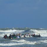 Wer öfter in Nordfrankreich urlaubt, könnte das, was sich hinter dem Begriff Longe-Côte verbirgt, kennen. Für alle anderen: Longe-Côte ist eine Wanderung entlang der Küstenlinie durch brusthohes Wasser. Beim Vorankommen hilft ein Spezialpaddel und das Einlassen auf den richtigen Rhythmus der Schläge. Mag gewöhnungsbedürftig klingen und auch aussehen, ist aber nicht nur gut für den Kreislauf, sondern auch wahrer Balsam für die Seele. Gleich zwei Longe-Côte-Spots gibt es auf Sylt. Wer das Wasserwandern erlenen möchte, wendet sich an die lokale Surfschule.  https://www.sup-surf-sylt.de/wasserwandern/anmeldeformular-wasserwandern