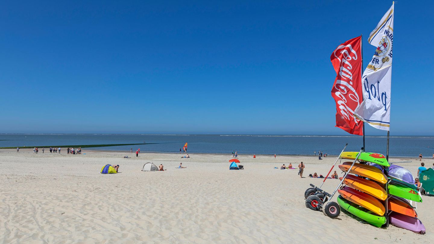 Ein besonderes Erlebnis ist es, mit dem Kajak zwischen den Sandbänken vor Baltrum herumzufahren. Uwe Wietjes hat seinen Kajak-Verleih direkt am Surfstrand – und er weiß auch Bescheid, mit welchen Booten Anfänger weitgehend kentersicher unterwegs sind und wie man möglichst schnell wieder an Bord gelangt, wenn man doch einmal umkippt. Entspannen kann man sich hinterher in der kleinen Strandbar, wo es bei schönem Wetter Livemusik von Wietjes’ Band gibt.