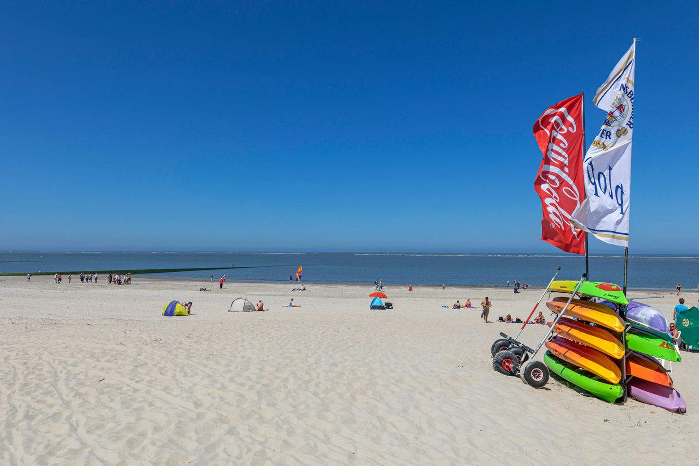 Baltrumer Wasserwelten Ein besonderes Erlebnis ist es, mit dem Kajak zwischen den Sandbänken vor Baltrum herumzufahren. Uwe Wietjes hat seinen Kajak-Verleih direkt am Surfstrand – und er weiß auch Bescheid, mit welchen Booten Anfänger weitgehend kentersicher unterwegs sind und wie man möglichst schnell wieder an Bord gelangt, wenn man doch einmal umkippt. Entspannen kann man sich hinterher in der kleinen Strandbar, wo es bei schönem Wetter Livemusik von Wietjes’ Band gibt.