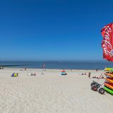 Ein besonderes Erlebnis ist es, mit dem Kajak zwischen den Sandbänken vor Baltrum herumzufahren. Uwe Wietjes hat seinen Kajak-Verleih direkt am Surfstrand – und er weiß auch Bescheid, mit welchen Booten Anfänger weitgehend kentersicher unterwegs sind und wie man möglichst schnell wieder an Bord gelangt, wenn man doch einmal umkippt. Entspannen kann man sich hinterher in der kleinen Strandbar, wo es bei schönem Wetter Livemusik von Wietjes’ Band gibt.