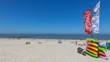 Ein besonderes Erlebnis ist es, mit dem Kajak zwischen den Sandbänken vor Baltrum herumzufahren. Uwe Wietjes hat seinen Kajak-Verleih direkt am Surfstrand – und er weiß auch Bescheid, mit welchen Booten Anfänger weitgehend kentersicher unterwegs sind und wie man möglichst schnell wieder an Bord gelangt, wenn man doch einmal umkippt. Entspannen kann man sich hinterher in der kleinen Strandbar, wo es bei schönem Wetter Livemusik von Wietjes’ Band gibt.