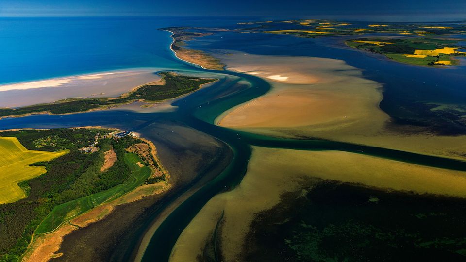 Luftaufnahme der Insel Hiddensee in der Vorpommerschen Boddenlandschaft