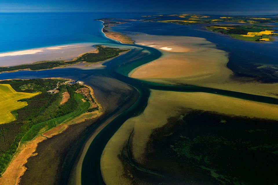 Luftaufnahme der Insel Hiddensee in der Vorpommerschen Boddenlandschaft Luftaufnahme der Insel Hiddensee in der Vorpommerschen Boddenlandschaft