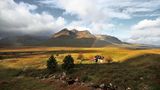 Regenbogen über der Landschaft und der Bothy Shenavell