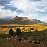 Regenbogen über der Landschaft und der Bothy Shenavell