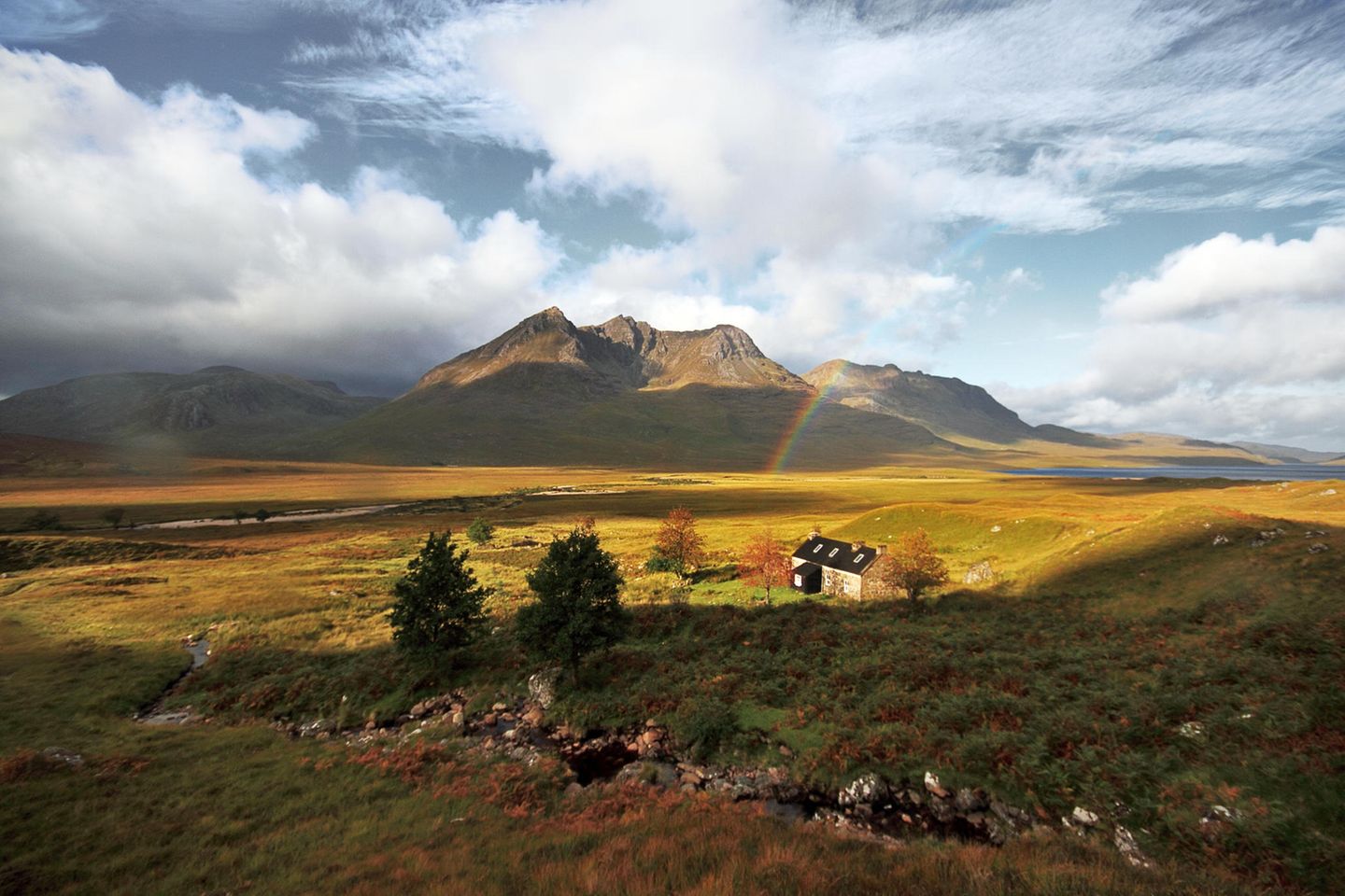 Regenbogen über der Landschaft und der Bothy Shenavell