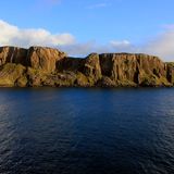 Blick auf das Meer und eine zerklüftete Küste