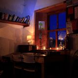 Kerzen und Innenleben der Cruib Bothy auf der Insel Jura