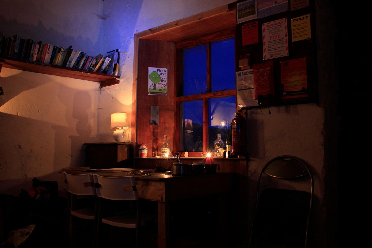 Kerzen und Innenleben der Cruib Bothy auf der Insel Jura