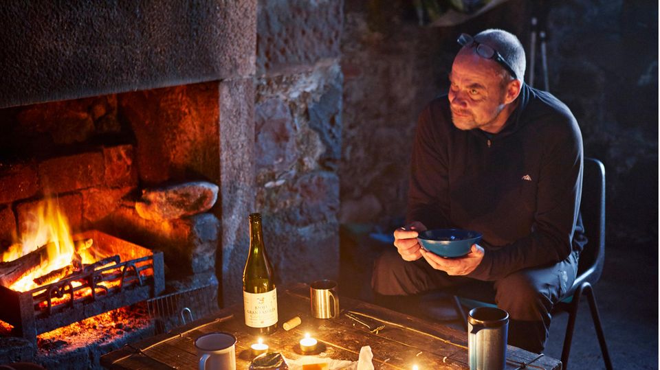 Geoff Allan Geoff Allan sitzt am Kamin in einer Bothy